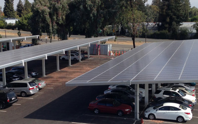 Painéis solares fazem sombra e geram energia em estacionamentos