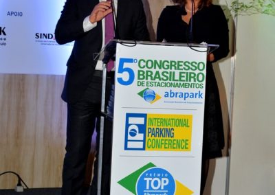 Jorge Novaes, Vice-Presidente de Comunicação da Abrapark e Ana Hengist, Consultora da Abrapark e Coordenadora do prêmio TOP Abrapark na cerimônia de abertura do Prêmio TOP Abrapark 2016