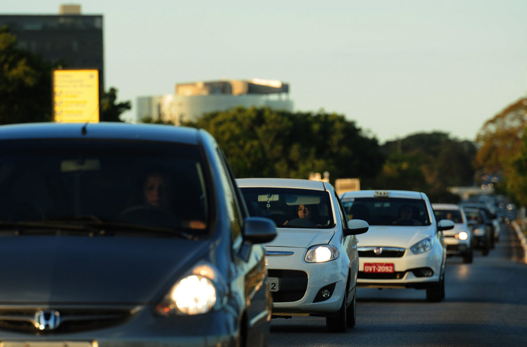 Retomada multa para quem dirigir com farol apagado